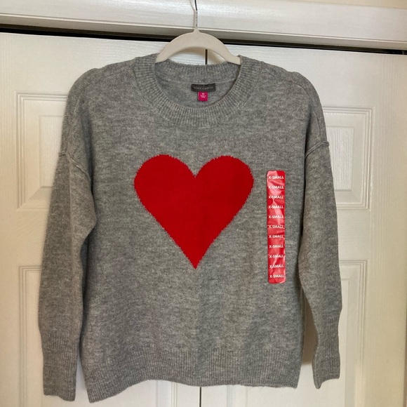 Gray Sweater with Red Heart Design Vince Camuto NWT - Picture 8 of 9